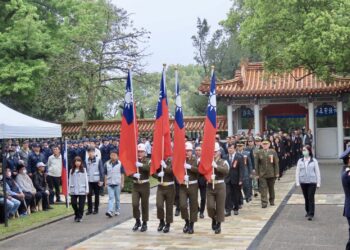 白玫瑰寄託哀思！侯友宜 3/29 主祭春祭大典     淡水、樹林同步悼念忠烈英靈