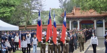 白玫瑰寄託哀思！侯友宜 3/29 主祭春祭大典     淡水、樹林同步悼念忠烈英靈