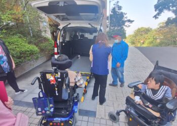 孝心化作守護之翼！張姓姊妹以父母名義捐贈復康車     助八里院生平安行