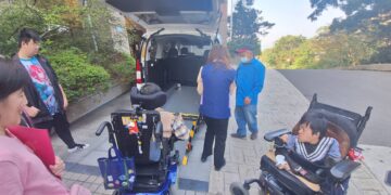 孝心化作守護之翼！張姓姊妹以父母名義捐贈復康車     助八里院生平安行