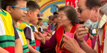 華山社頭天使站在地服務十五週年  40位小朋友為長輩奉茶、搥背