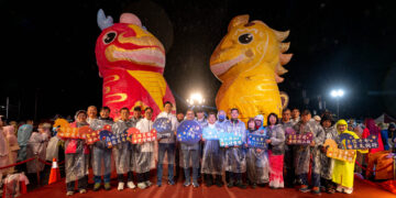 平溪天燈節龍馬雙飛!侯友宜十分廣場施放 20 呎巨型主燈 象徵新北馬力全開