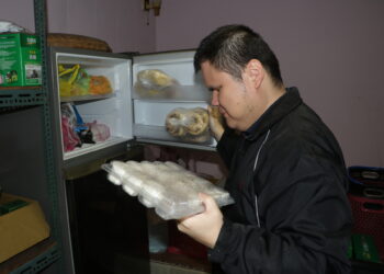 從閉鎖到走入社區！八里視障青年呂坤諭重建生活     持白手杖開創「按摩與音樂」新人生