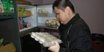 從閉鎖到走入社區！八里視障青年呂坤諭重建生活     持白手杖開創「按摩與音樂」新人生