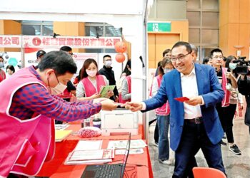 年後轉職潮必看！新北新春就職博覽會釋 1,500 職缺     侯友宜現場發福袋送祝福