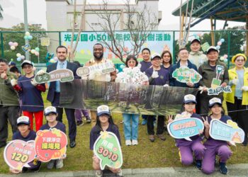 光榮五十、綠意永續!三重光榮國小校慶植樹 聖國大使與匈國代表共襄盛舉