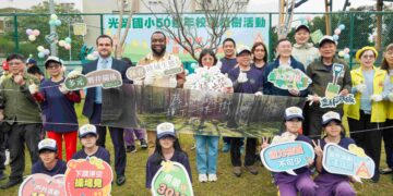 光榮五十、綠意永續！三重光榮國小校慶植樹     聖國大使與匈國代表共襄盛舉