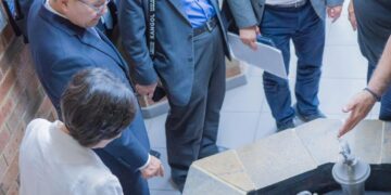 淡江大橋 5 月通車！侯友宜赴雪梨取經頂尖煙火團隊     打造世界級新北慶典