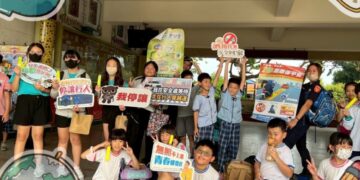 老翁騎車體力不支 溫馨內埔警遞水解渴暨內埔警訊