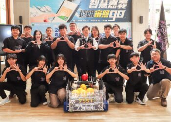 嘉義機器人戰隊前進紐約FRC　翁章梁授旗期勉勇闖國際舞台