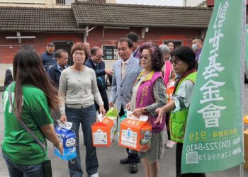 影音/縣長候選人陳素月挽袖為臥床阿嬤擦拭身體  助創世守護植物人家庭