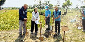 縣長周春米與現場民眾一同展現守護自然行動力