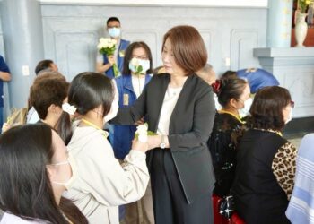 屏東春祭溫暖致意烈士遺族　白玫瑰傳遞思念