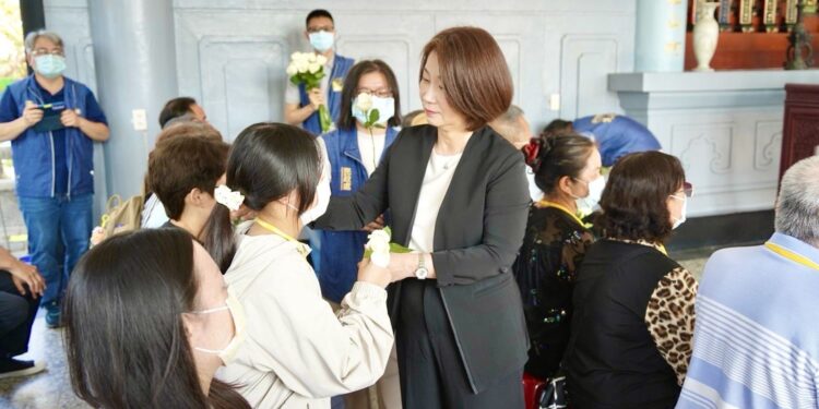 屏東春祭溫暖致意烈士遺族　白玫瑰傳遞思念