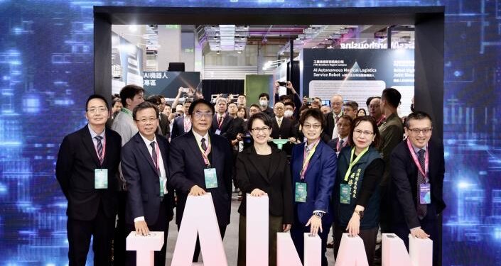 2026 智慧城市展  黃偉哲推動城市AI創新治理與機器人跨域應用