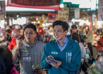 高雄市前鎮小港市議員參選人林浤澤邀新竹市議員劉康彥 參訪高雄冬日遊樂園交流市政經驗
