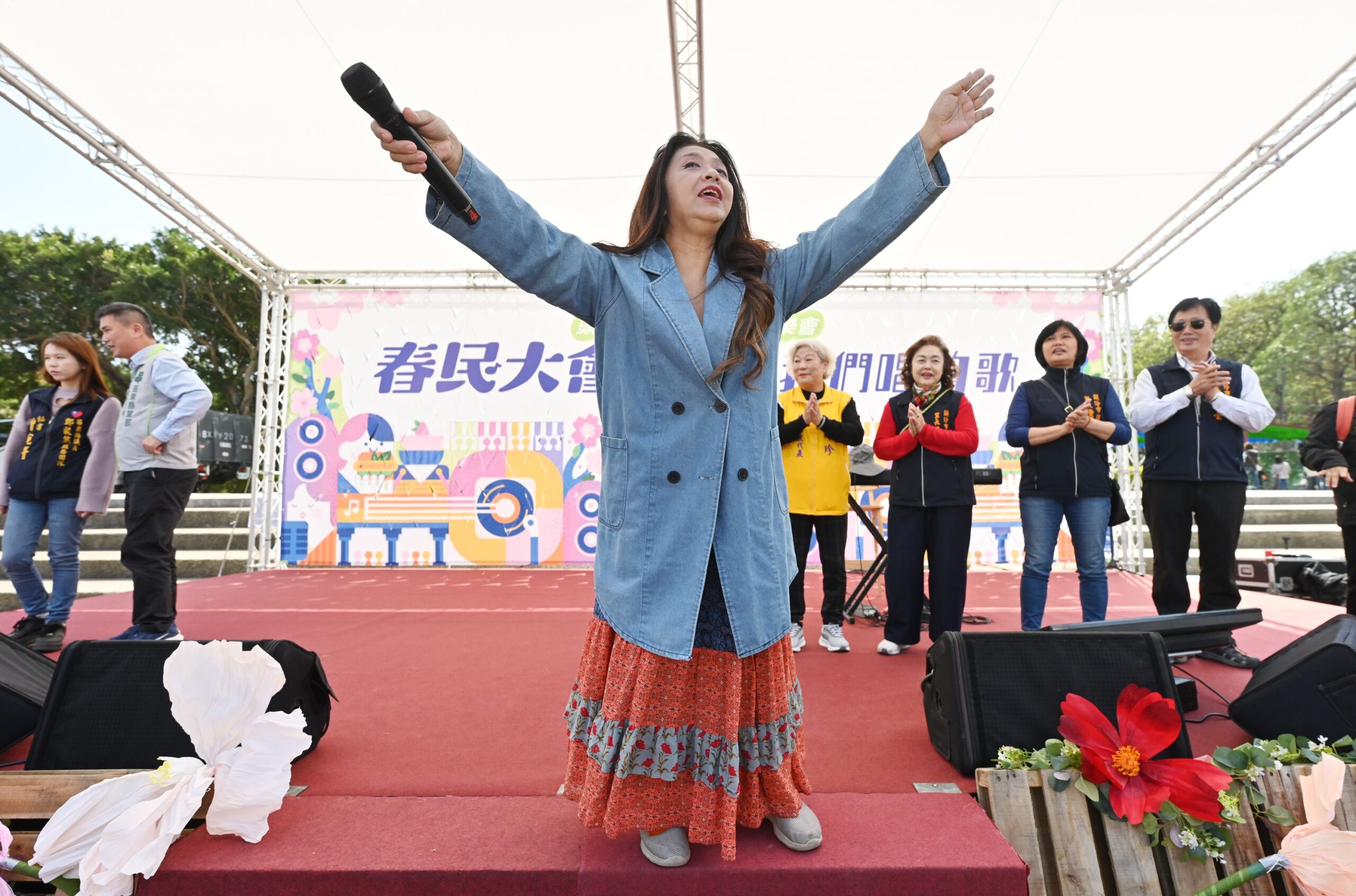 許景淳演唱「月亮代表我的心」，帶動全場跟著大合唱