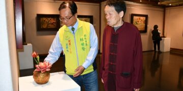 影音/彰化藝術館花深忘卻來時路  黃媽慶木雕展隆重開幕