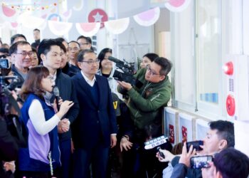 雙北首長共謀育兒福利！侯友宜接待蔣萬安參訪板橋公托     分享「全國第一」領先經驗