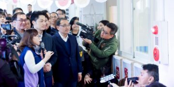 雙北首長共謀育兒福利！侯友宜接待蔣萬安參訪板橋公托     分享「全國第一」領先經驗