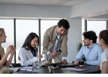 職場生存戰開打!僅靠英文已不夠?白皮書揭示世代差異化競爭策略