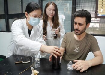 大葉大學春分擴香花瓶DIY　國際生體驗香氛藝術