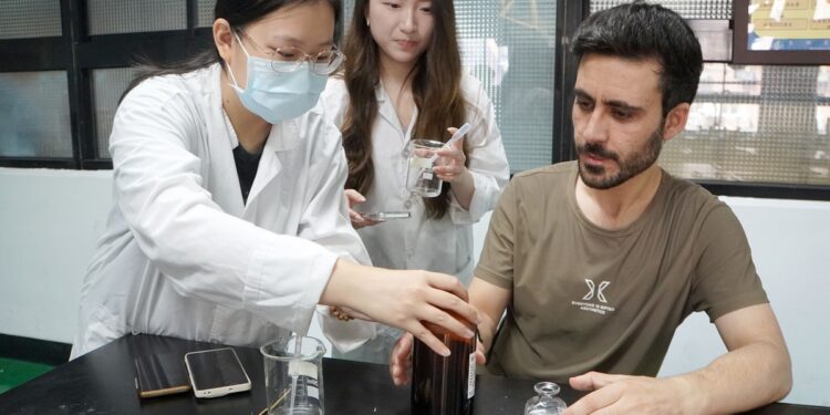 大葉大學春分擴香花瓶DIY　國際生體驗香氛藝術