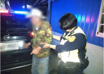 老翁醉倒路旁 暖心內埔警護送返家