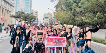 彰化市踩街活動熱鬧登場 建國美容系造型隊伍市民爭相拍照超吸晴