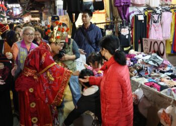 新莊廟街沸騰！元宵踩街規模創新高     區長化身「財神爺」發糖祝馬到成功