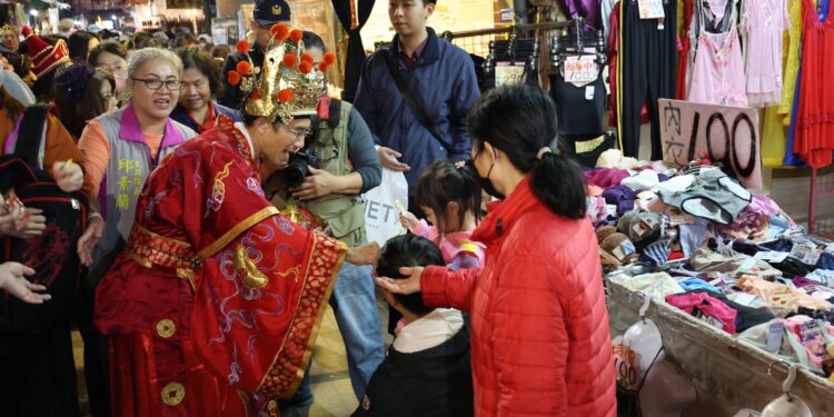 新莊廟街沸騰！元宵踩街規模創新高     區長化身「財神爺」發糖祝馬到成功