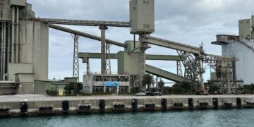 亞泥花蓮儲運站榮獲環保貢獻金舫獎　持續維穩低污染港埠作業環境