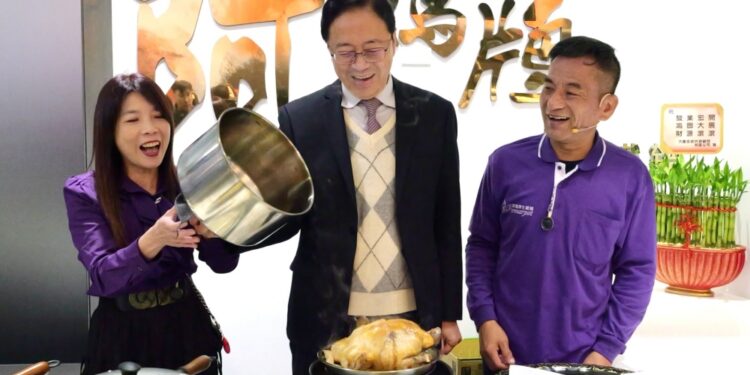 「阿媽牌生鐵鍋」觀光工廠開幕   張善政市長親臨見證焱火開鍋絕技