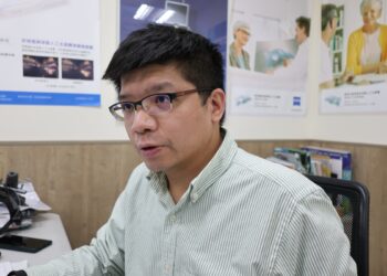 「右眼跳災」嚇壞 60 歲男！  醫師：多半與自律神經失調有關