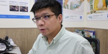 「右眼跳災」嚇壞 60 歲男！  醫師：多半與自律神經失調有關