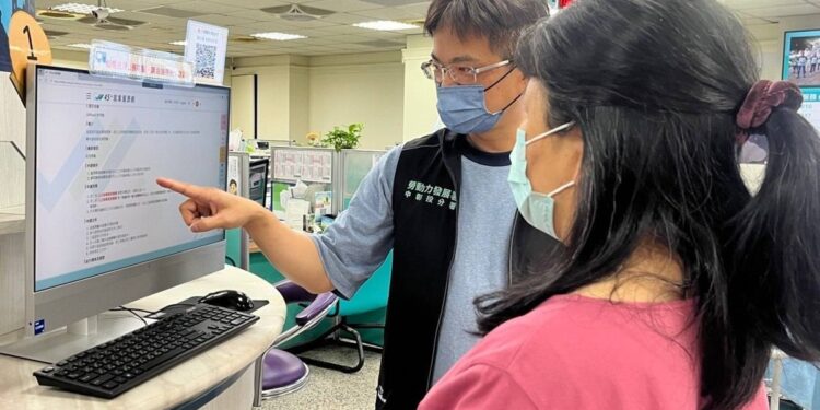 66歲單親保母再就業  勞動部「五五就業促進獎勵」措施助重返職場找回自信