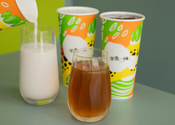 這杯超有料！喫茶小舖「黃金美穀」巨型骰子抽整杯 0 元再抽 5 萬純金！