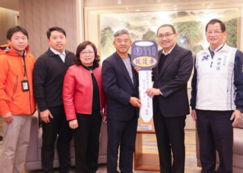 守護淡水 20 萬居民！富庭峰建設捐贈高頂救護車     侯友宜：精進緊急救護能量