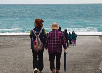 失智長者與孩子看海 老幼共學首度走出教室