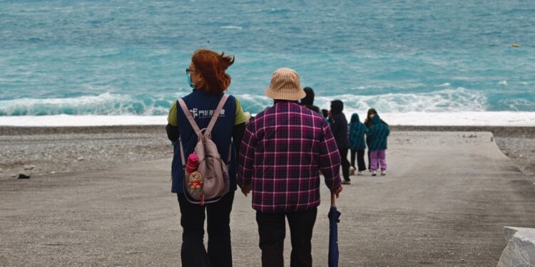 失智長者與孩子看海 老幼共學首度走出教室