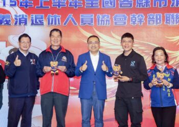 消防精神代代傳！新北表揚消防家族貢獻獎     侯友宜感性致敬：你們是城市的英雄