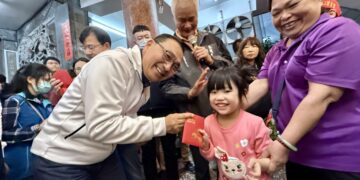 「馬上賺錢」福袋引爆土城人潮！侯友宜現身三元宮發提燈     與市民共度熱鬧元宵