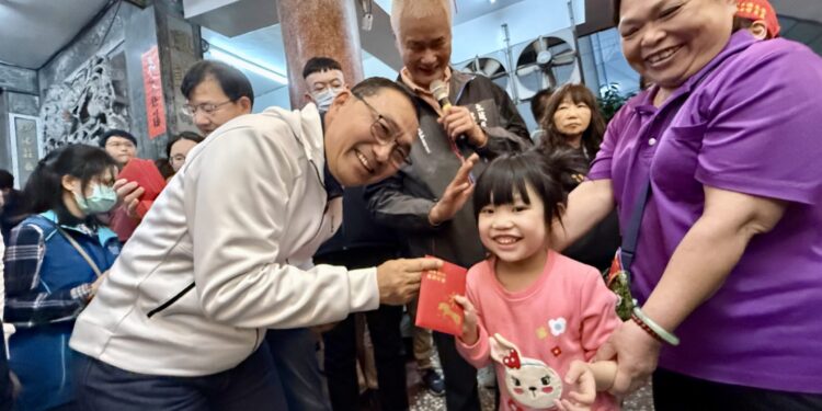 「馬上賺錢」福袋引爆土城人潮！侯友宜現身三元宮發提燈     與市民共度熱鬧元宵