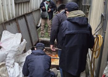 白色油污現形!新北環保局查獲土城食品廠違排 最高重罰 300 萬