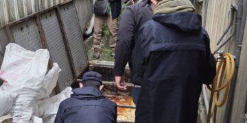 白色油污現形！新北環保局查獲土城食品廠違排     最高重罰 300 萬