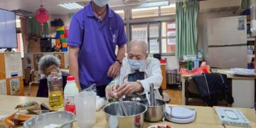 彰榮日照長輩化身點心大師   創意鮮果鬆餅健康美味加分