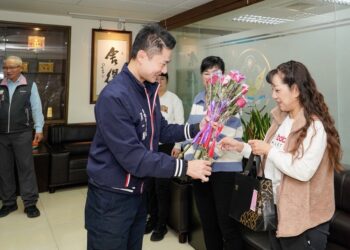 迎接專屬女性38婦女節到來   芳苑分局長致贈甜蜜賀禮