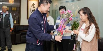 迎接專屬女性38婦女節到來   芳苑分局長致贈甜蜜賀禮