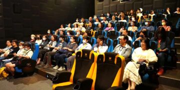 《三清：有祢我不怕！》是一部由神明領路、新人掌鏡，萬人願力共同完成的作品。上映期間最動人的畫面，往往不在銀幕上。大竹國小一群老師的集體回應～主動包場，讓戲院成為與校友陳毅導演久別重逢的教室。