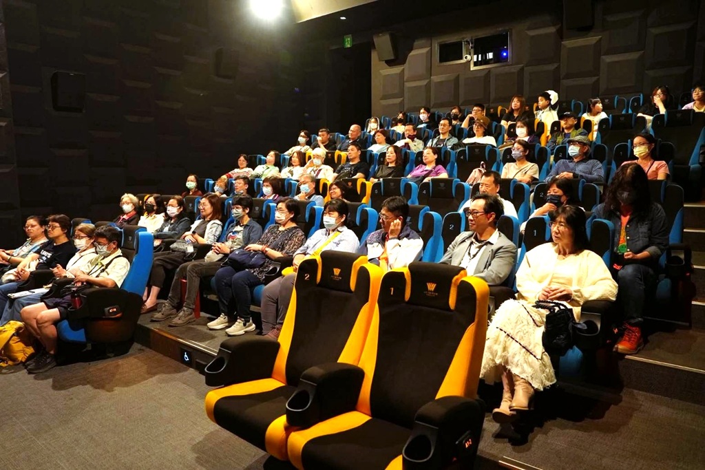 《三清：有祢我不怕！》是一部由神明領路、新人掌鏡，萬人願力共同完成的作品。上映期間最動人的畫面，往往不在銀幕上。大竹國小一群老師的集體回應～主動包場，讓戲院成為與校友陳毅導演久別重逢的教室。